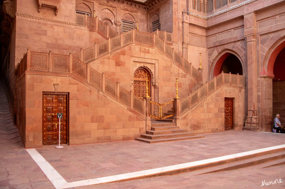 Bikaner Junagarth Fort
1594 wurde das imposante Bauwerk fertiggestellt, es zählt zu den wenigen Festungen in Rajasthan, welche nicht auf einem Berg oder Hügel errichtet wurden. Um den Junagarh Fort herum hat sich die moderne Stadt Bikaner entwickelt. lt. rundreisen
Schlüsselwörter: 2024