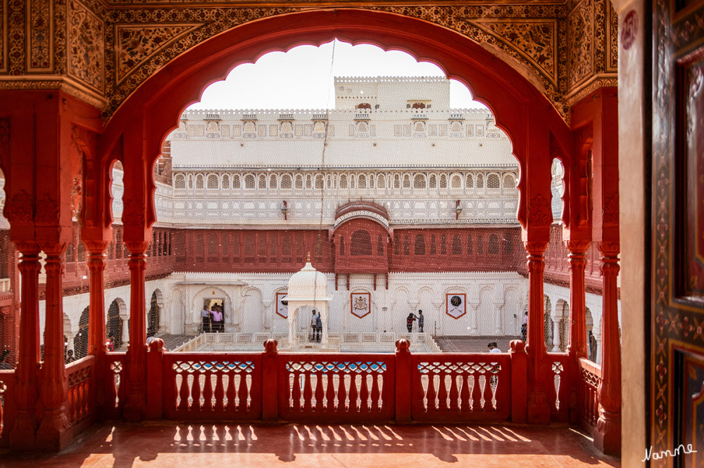 Bikaner Junagarth Fort
Ausblick auf einen Innenhof
Schlüsselwörter: 2024