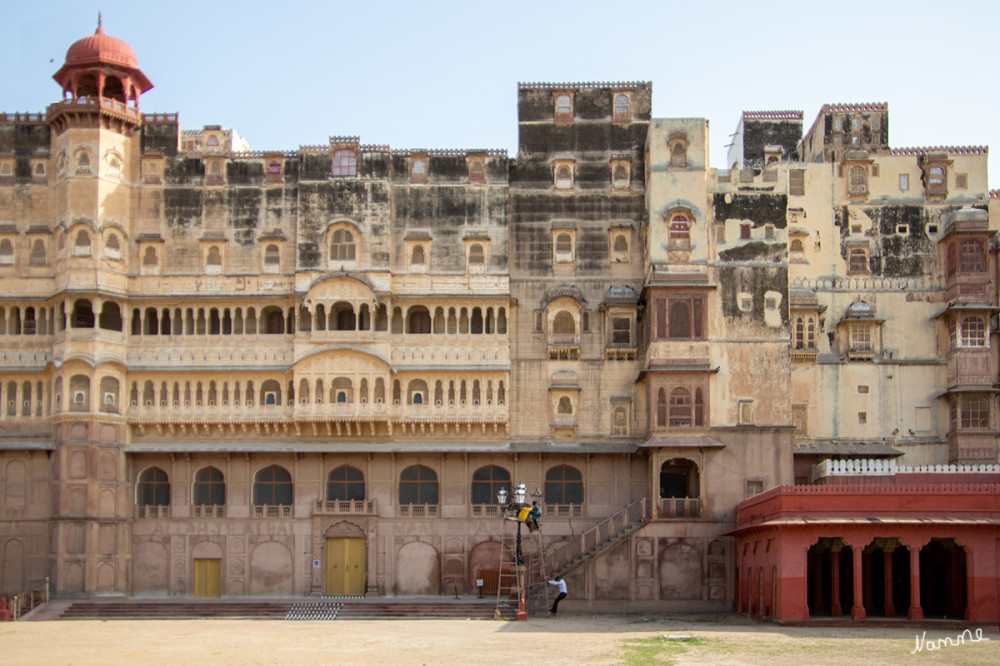 Bikaner Junagarth Fort
Junagarh Fort ist eine Festung in der Stadt Bikaner, Rajasthan, Indien. Die Festung hieß ursprünglich Chintamani und wurde Anfang des 20. Jahrhunderts in Junagarh oder „Alte Festung“ umbenannt, als die Herrscherfamilie in den Lalgarh-Palast außerhalb der Festungsgrenzen zog. lt. Wikipedia
Schlüsselwörter: 2024