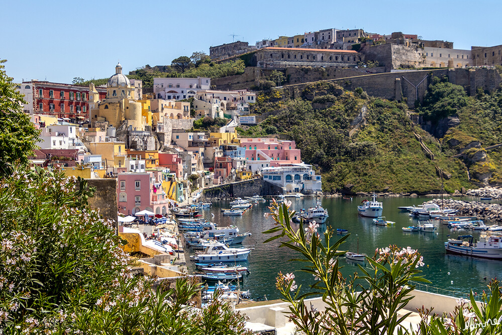 Procida
Die kleine Insel Procida liegt im Golf von Neapel und gehört zur Region Kampanien. Unweit der Amalfiküste befindet sich Procida in prominenter Lage – es ist eine Nachbarinsel von Ischia und Capri. Ebenso wie die Insel Ischia ist Procida vulkanischen Ursprungs und gilt als eine der malerischsten Eilande in ganz Italien. laut christophorus
Schlüsselwörter: Italien; 2024