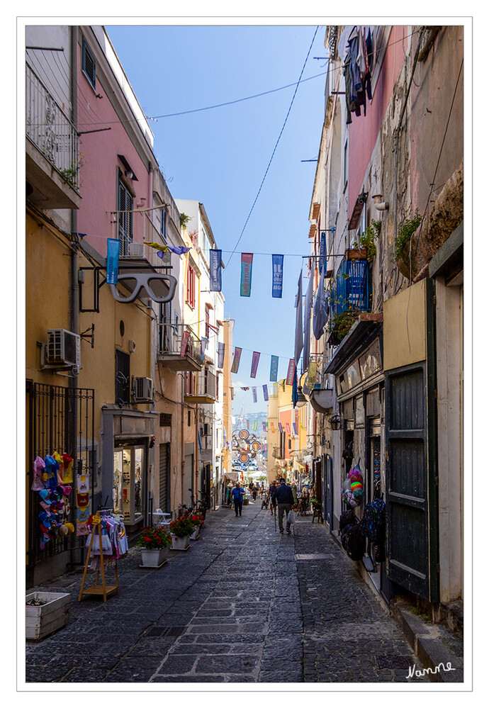 Procida
Zu Fuß durch die Gassen zum Hafen von Corricella
Schlüsselwörter: Italien; 2024