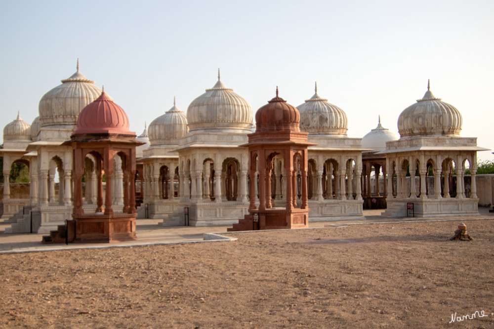 Friedhofanlage
Auch die gibt es in Indien auch wenn die Feuerbestattung häufiger ist. Die ganze Anlage wird barfuß betreten.
Schlüsselwörter: 2024