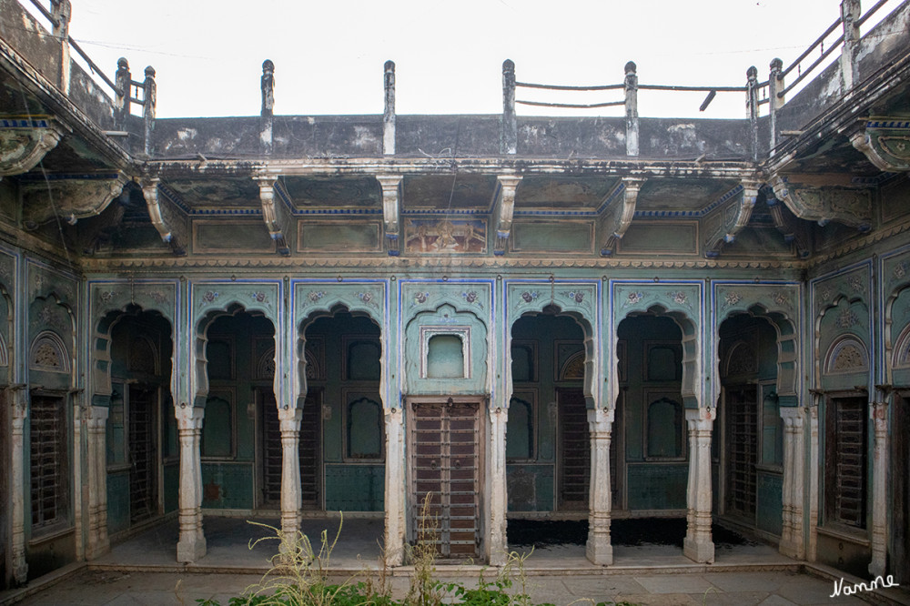 Mandawa Haveli
In der kleinen Stadt Mandawa, ca. 260 km westlich von Dehli gelegen, stehen einige Haveli Häuser. Diese Häuser wurden früher von den reichen Handelsfamilien erbaut und bewohnt. lt. rajastan
Schlüsselwörter: 2024