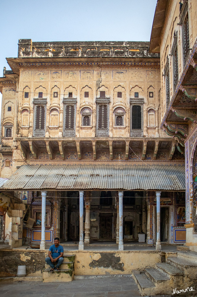 Mandawa Haveli
Die imposanten, doch zumeist erst zwischen 1830 und 1930 entstandenen mehrgeschossigen Havelis lassen sich auf eine wirtschaftliche Blütezeit des Fernhandels zwischen Indien, dem Osmanischen Reich und den europäischen Staaten im 18. und frühen 19. Jahrhundert zurückführen. Mit dem allmählichen Zerfall des Osmanischen Reiches und der Verdrängung des Karawanenhandels durch den Seehandel verfielen die meisten Havelis; die Eigentümer zogen in die Küstenstädte und vermieteten die Bauten an ärmere Familien aus dem Umland.  lt. Wikipedia
Schlüsselwörter: 2024