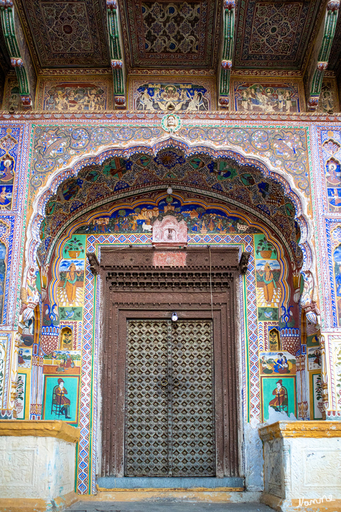 Mandawa Haveli
Die meisten Malereien stammen aus der Zeit um 1900 und zeigen religiöse Motive (Krishna, Radha und die Gopis oder Shiva mit seinem Nandi-Bullen) oder Errungenschaften fremder Länder (Schiffe, Züge, Autos, Fahrräder etc.). lt. Wikipedia 
Schlüsselwörter: 2024