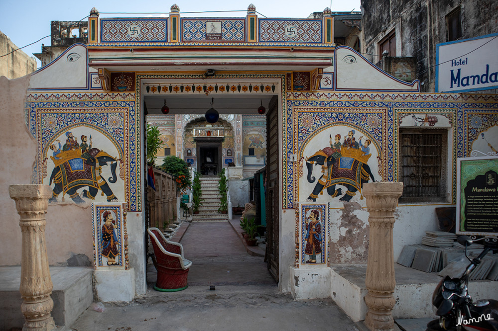 Mandawa In den Gassen
Manche Havelis werden in Hotel umgebaut. Oft auch in voller Pracht der alten Zeit
Mandawa liegt ca. 170 km (Fahrtstrecke) nordwestlich von Jaipur in einer Höhe von etwa 335 m ü. d. M.; die Entfernung nach Delhi beträgt ca. 250 km in nordöstlicher Richtung. Das Klima ist meist heiß und trocken; Regen fällt nahezu ausschließlich während der sommerlichen Monsunmonate. lt. Wikipedia
Schlüsselwörter: 2024