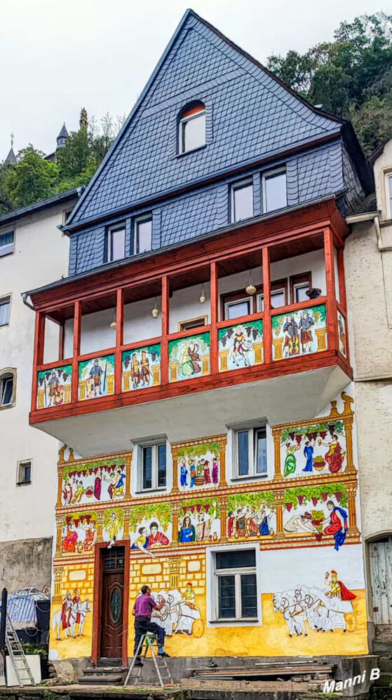 Impressionen aus Cochem
Verschönerungsarbeiten mit kleinem Pinsel...
Schlüsselwörter: Mosel