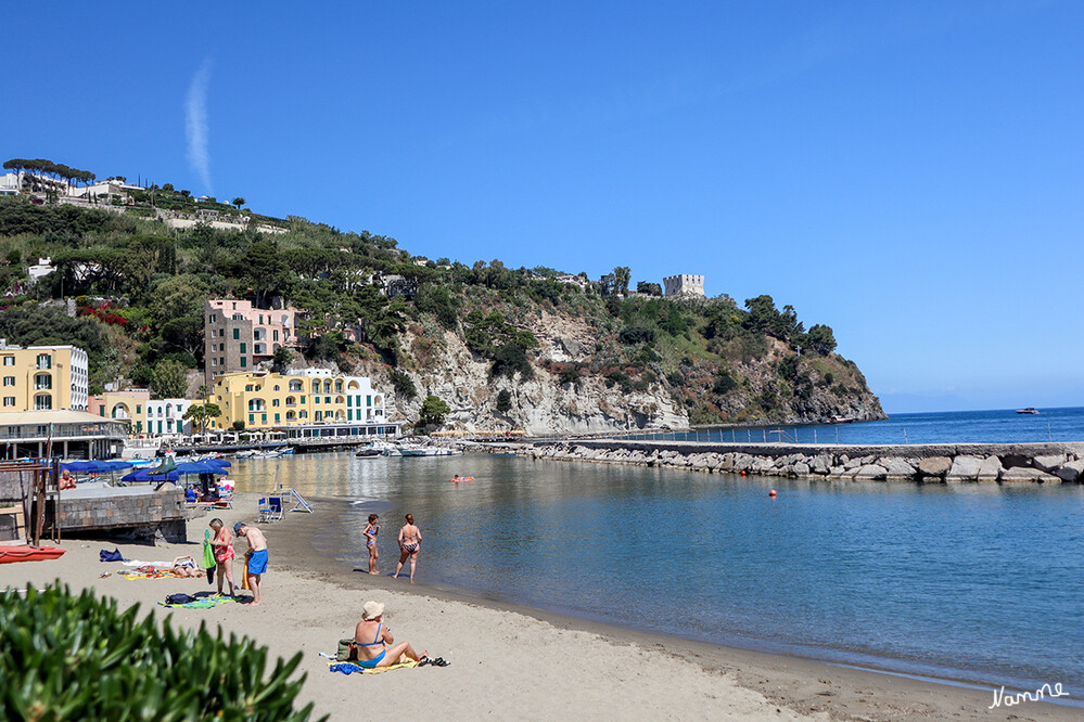 Ischia - Casamicciola
so wie die gesamte Insel Ischia hat einen Namen im Kurtourismus und dies über die Landesgrenzen Italiens hinaus. Darüber hinaus ist es jedoch auch ein attraktiver Urlaubsort, der viel zu bieten hat. Abgesehen von der netten Fußgängerzone und den berühmten Leckereien in der Bar Calise ist der Yachthafen ein Anziehungspunkt für alle, die das Meer lieben. laut bellaischia
Schlüsselwörter: Italien; 2024