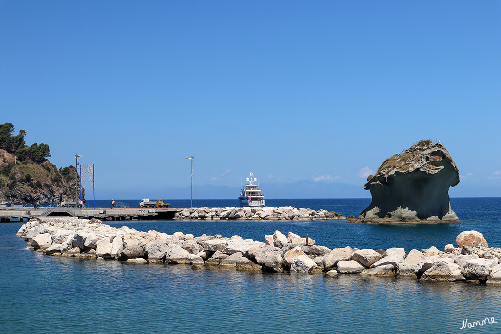 Ischia - Lacco Ameno
Lacco Ameno ist die kleinste, feinste und am dicht besiedelste Gemeinde der Insel Ischia. Diese kleine Ortschaft wird zu recht eine der Perlen der Insel genannt. Sie vereint in sich die wichtigsten Ausgrabungen der Insel, die luxuriösesten Hotels, einen reizvollen Stadtkern, feine Strände, Kuranstalten und viel lokalen Flair. laut ischiawandern
Schlüsselwörter: Italien; 2024