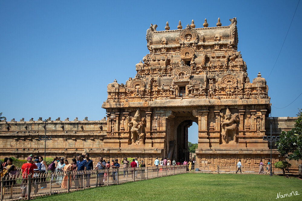 Brihadishvara-Tempel
 ist ein der hinduistischen Gottheit Shiva geweihter Tempel in der ehemaligen Hauptstadt des Chola-Reichs Thanjavur im indischen Bundesstaat Tamil Nadu, der unter Rajaraja I. erbaut wurde. Er gilt als einer der bedeutendsten Tempel Südindiens und gehört als einer der drei „großen Tempel der Chola-Dynastie“ (gemeinsam mit dem Brihadishvara-Tempel in Gangaikonda Cholapuram und dem Airavatesvara-Tempel in Darasuram) zum Weltkulturerbe der UNESCO. lt. Wikipedia
Schlüsselwörter: 2024