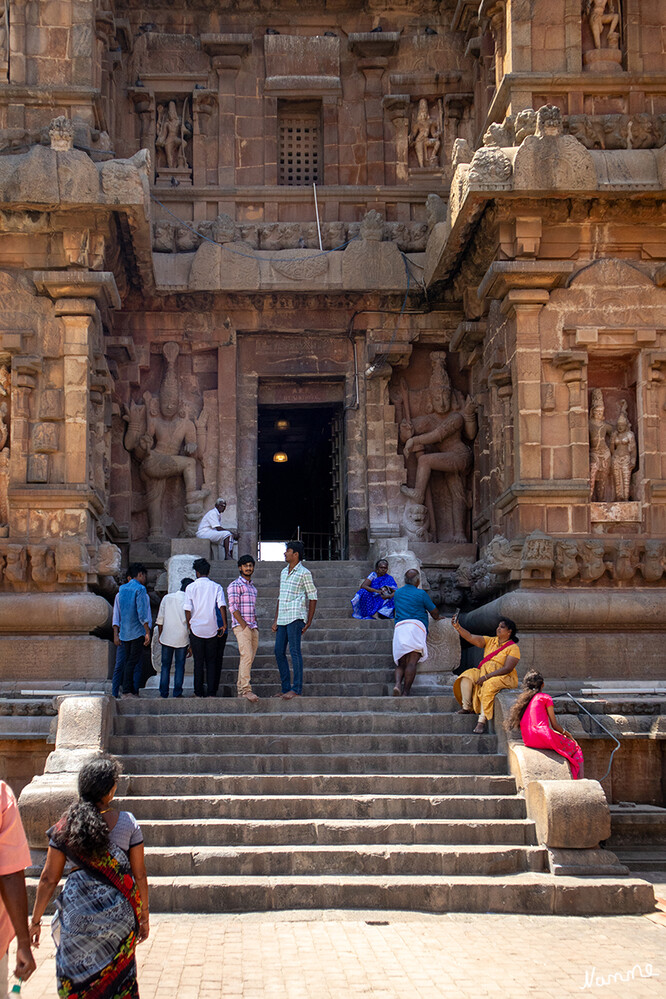 Brihadishvara-Tempel
Der Tempel liegt am Stadtrand der südindischen Großstadt Thanjavur, die für ihre zahlreichen Tempelanlagen berühmt ist. Zu erreichen ist er über eine abgelegene Seitenstraße der West Main Street. Westlich des Tempels befindet sich ein Waldgebiet, südlich der Grand Anikut Kanal. lt. Wikipedia
Schlüsselwörter: 2024