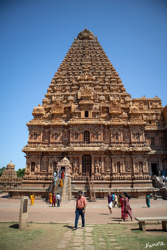 Brihadishvara-Tempel
Von den Ansässigen wird der Tempel Periya Koil (großer Tempel) genannt und erstreckt sich auf einer Fläche von 33.000 Quadratfuß. Er ist eines der größten Granitbauwerke der Welt und sein berühmter Vimana ist fast 200 Fuß hoch. lt.indienrundreisen
Schlüsselwörter: 2024