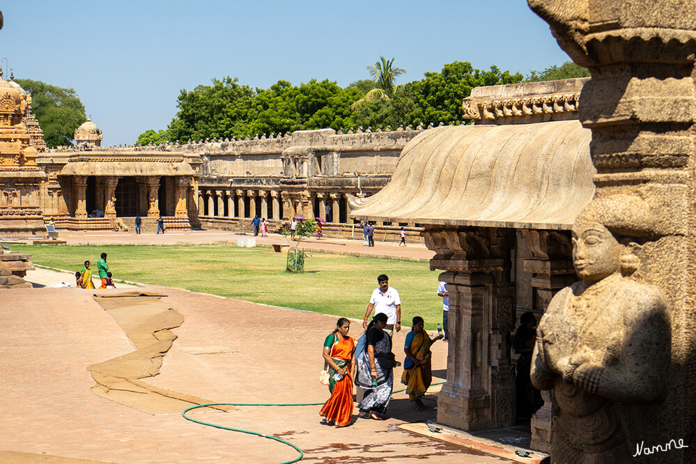 Brihadishvara-Tempel
Der Tempel ist dem Hindugott Shiva gewidmet. Es gibt einen großen, quadratischen Vorplatz, der von den Mauern des Tempels umgeben ist.
Das Chola-Imperium reichte einst von Kalinga (heute Odisha) bis Caylon (Sri Lanka). Raja Raja Chloa I. war einer der ersten Eroberer, der benachbarte Länder annektierte und dabei die Tamil-Kultur in die eroberten Länder brachte. Der Tempel wurde errichtet, um die Macht des Eroberers und seine Beziehung zur universellen Ordnung zu demonstrieren. lt.indienrundreisen
Schlüsselwörter: 2024