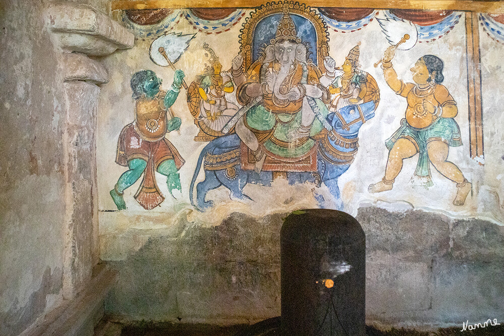 Brihadishvara-Tempel
Eine Reihe von Shiva Lingams mit alten Nayaka-Malereien an der inneren Mauer des nördlichen Gangs, Brihadishvara-Tempelkomplex. Die Arkaden um den Ardhamandapa (Korridor des Tempels) zeigen Frescos aus der Chola-Zeit. Sie wurden in der ersten Hälfte des letzen Jahrhunderts entdeckt und zeigen eine Vielzahl weltlicher Themen, unter anderem die Lehren des Saiviamus. lt.indienrundreisen
Schlüsselwörter: 2024