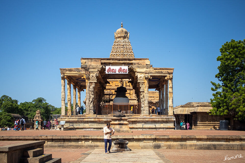 Brihadishvara-Tempel
Vom inneren Eingangtor schaut man auf den Nandi-Bullen und seinen Schrein.
Schlüsselwörter: 2024