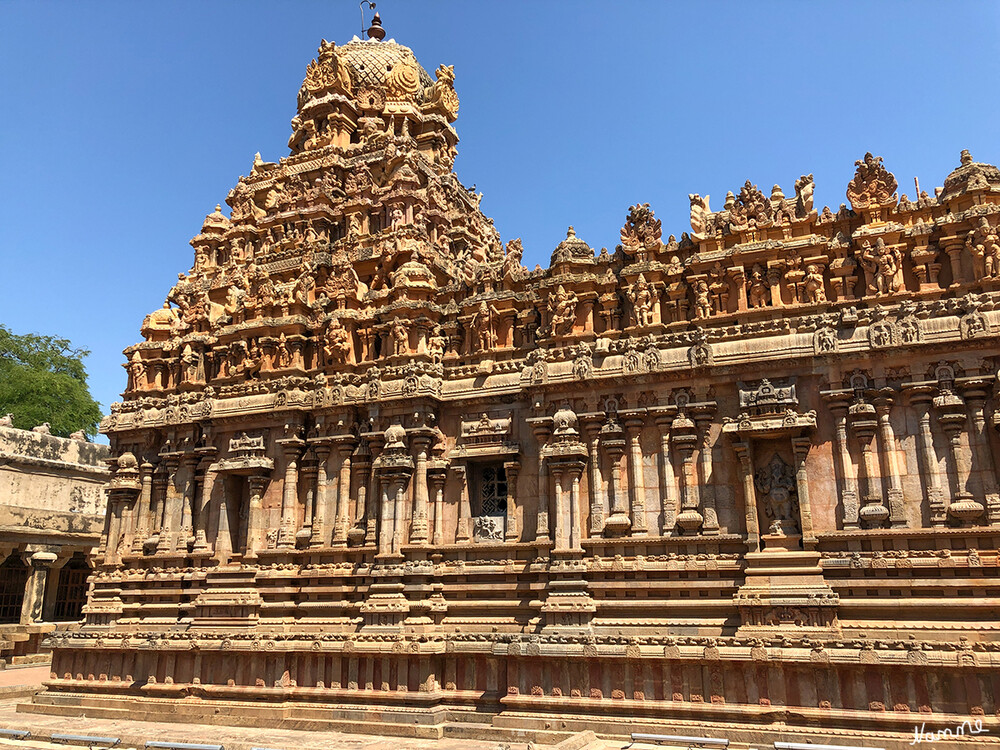 Brihadishvara-Tempel
Er gilt als einer der prächtigsten Tempel Indiens und ist ein herausragendes Beispiel mittelalterlicher hinduistischer Tempelbaukunst im Dravida Stil.
Schlüsselwörter: 2024