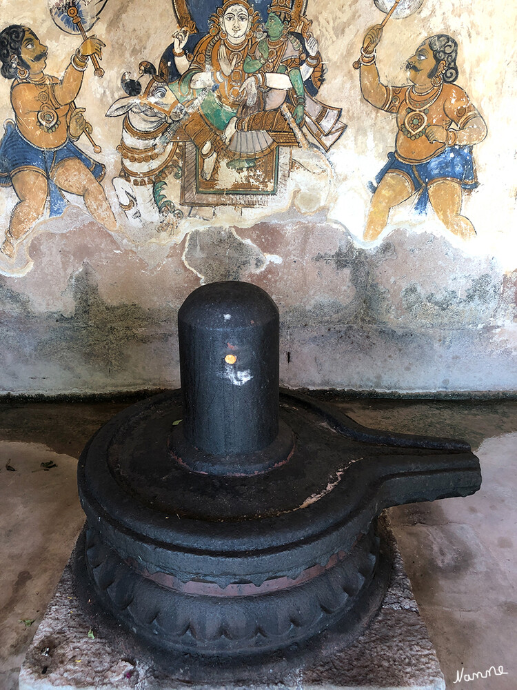 Brihadishvara-Tempel
Eine Reihe von Shiva Lingams mit alten Nayaka-Malereien an der inneren Mauer des nördlichen Gangs, Brihadishvara-Tempelkomplex. Die Arkaden um den Ardhamandapa (Korridor des Tempels) zeigen Frescos aus der Chola-Zeit. Sie wurden in der ersten Hälfte des letzen Jahrhunderts entdeckt und zeigen eine Vielzahl weltlicher Themen, unter anderem die Lehren des Saiviamus. lt.indienrundreisen
Schlüsselwörter: 2024