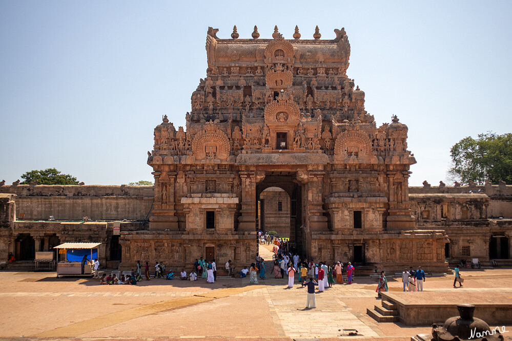 Brihadishvara-Tempel
Blick auf das innere (dritte) Eingangstor, welche zum großen Brihadishvara-Tempelkomplex in Tanjore (Thanjavur) gehört.
Schlüsselwörter: 2024