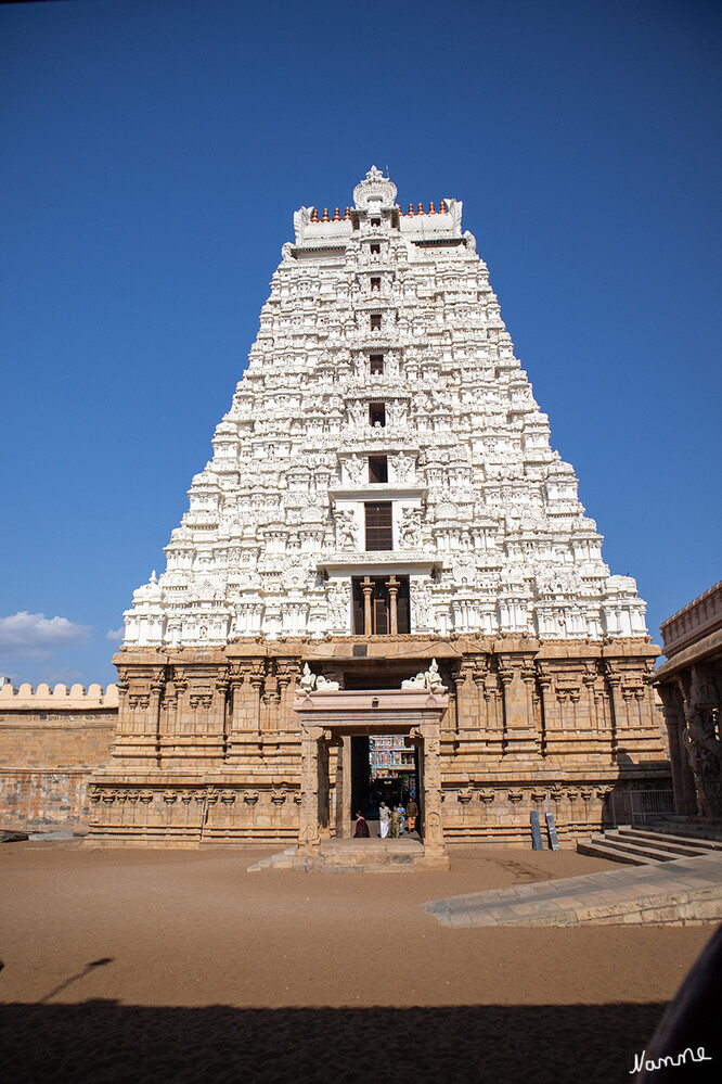 Sri-Ranganathaswamy-Tempel
Die ältesten Teile des Sri-Ranganathaswamy-Tempel stammen aus der Herrschaftszeit des Chola-Königs Parantaka I. (907–955). Unter den nachfolgenden Herrscherdynastien der Hoysala und Pandya im 13. Jahrhundert, der Vijayanagar-Könige ab dem 14. Jahrhundert und der Nayaks ab dem 16. Jahrhundert wurde der Tempel sukzessive erweitert. laut Wikipedia
Schlüsselwörter: 2024