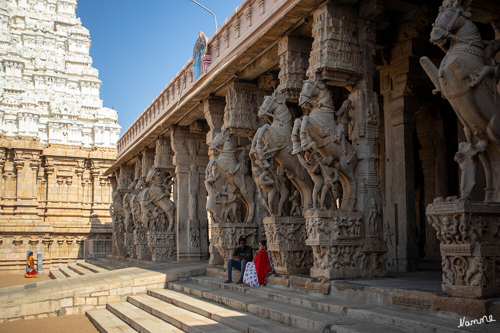 Sri-Ranganathaswamy-Tempel
Die ältesten Teile des Sri-Ranganathaswamy-Tempel stammen aus der Herrschaftszeit des Chola-Königs Parantaka I. (907–955). Unter den nachfolgenden Herrscherdynastien der Hoysala und Pandya im 13. Jahrhundert, der Vijayanagar-Könige ab dem 14. Jahrhundert und der Nayaks ab dem 16. Jahrhundert wurde der Tempel sukzessive erweitert. laut Wikipedia
Schlüsselwörter: 2024