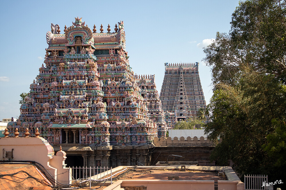 Sri-Ranganathaswamy-Tempel
vom Dach aus
Der Tempelkomplex war eine Wiege der später weltbekannt gewordenen Bhakti-Bewegung des Hinduismus. Seit dem Jahr 2014 steht er auf der Tentativliste des UNESCO-Welterbes.Zahlreiche Inschriften aus der Zeit der jeweils regierenden Chola, Pandya, Hoysala und Vijayanagar machen deutlich, dass der Tempel nicht nur ein religiöses, sondern auch ein soziales und wirtschaftliches Zentrum der Region war. In seiner Nähe befanden sich mehrere Küchen zur Speisung der oft armen Pilger sowie Hospize zu deren Pflege; außerdem gab es Schulen. All dies wurde durch Stiftungen reicher Bürger und durch die Spenden wohlhabender Pilger finanziert.   lt Wikipedia


Schlüsselwörter: 2024