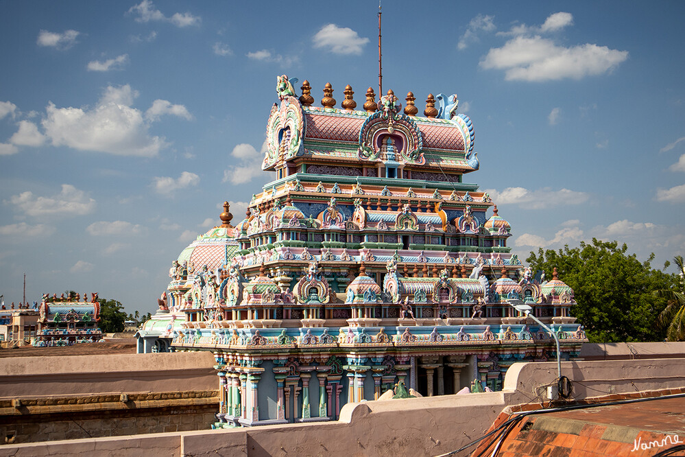 Sri-Ranganathaswamy-Tempel
Blick über den Tempelkomplex vom Dach aus.
Die ältesten Teile des Sri-Ranganathaswamy-Tempel stammen aus der Herrschaftszeit des Chola-Königs Parantaka I. (907–955). Unter den nachfolgenden Herrscherdynastien der Hoysala und Pandya im 13. Jahrhundert, der Vijayanagar-Könige ab dem 14. Jahrhundert und der Nayaks ab dem 16. Jahrhundert wurde der Tempel sukzessive erweitert. lt. Wikipedia
Schlüsselwörter: 2024