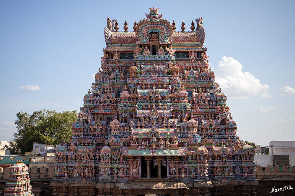 Sri-Ranganathaswamy-Tempel
Rajagopuram des Sri-Ranganathaswamy-Tempels ( ein monumentaler Eingangsturm, verziert mit aufwändigen Skulpturen von hindischen Göttern/innen)

Schlüsselwörter: 2024