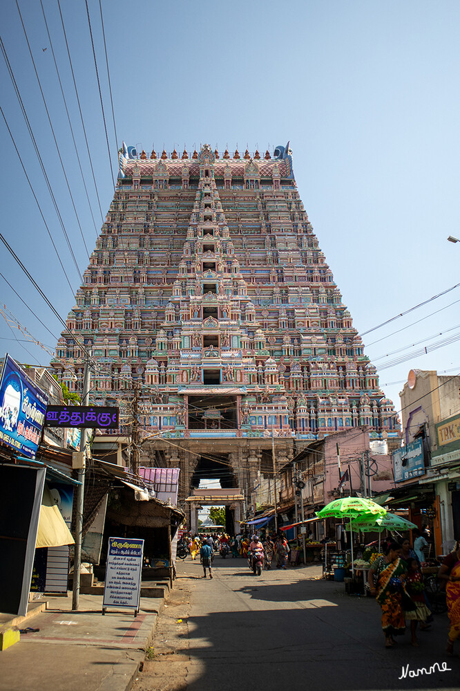 Sri-Ranganathaswamy-Tempel
Der annähernd 63 ha (= 630.000 m²) große und im für Südindien typischen dravidischen Stil erbaute Tempelkomplex besteht aus dem dreiteiligen Außenbezirk mit Wohn- und Geschäftshäusern, sowie aus vier kleiner werdenden ummauerten Bereichen mit insgesamt ca. 20 Torbauten (gopurams), 39 Pavillons, ca. 80 Schreinen, mehreren Hallen und 9 Tempelteichen; darüber hinaus gibt es mehrere gemauerte Getreidespeicher. lt. Wikipedia
Schlüsselwörter: 2024