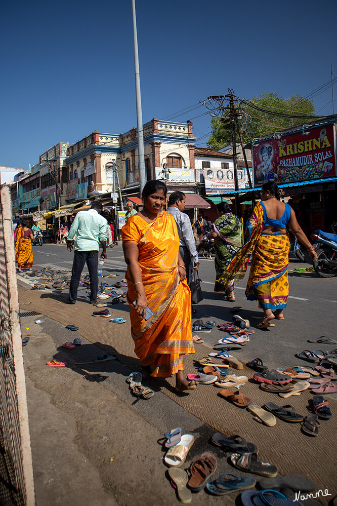 Sri-Ranganathaswamy-Tempel
Man darf den inneren Bereich nicht mit Schuhen betreten. Man kann sie vorne einfach an oder auf der Straße lassen ,oder wie wir, bei einem vertrauenswürden Schuhaufpasser. Die werden in Säcken oder Kisten gelegt und gegen Gebür nachher wieder ausgehändigt.
Schlüsselwörter: 2024