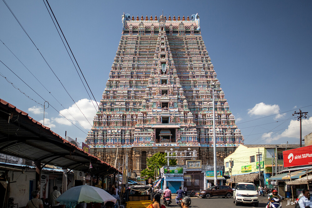 Sri-Ranganathaswamy-Tempel
Der annähernd 63 ha (= 630.000 m²) große und im für Südindien typischen dravidischen Stil erbaute Tempelkomplex besteht aus dem dreiteiligen Außenbezirk mit Wohn- und Geschäftshäusern, sowie aus vier kleiner werdenden ummauerten Bereichen mit insgesamt ca. 20 Torbauten (gopurams), 39 Pavillons, ca. 80 Schreinen, mehreren Hallen und 9 Tempelteichen; darüber hinaus gibt es mehrere gemauerte Getreidespeicher. lt. Wikipedia
Schlüsselwörter: 2024