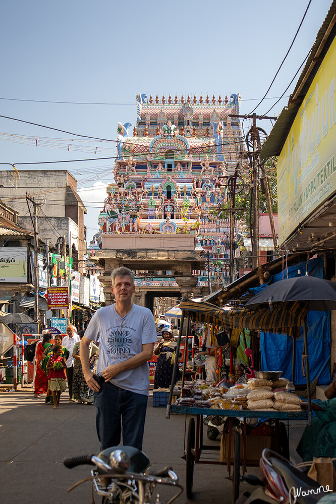 Sri-Ranganathaswamy-Tempel
Der annähernd 63 ha (= 630.000 m²) große und im für Südindien typischen dravidischen Stil erbaute Tempelkomplex besteht aus dem dreiteiligen Außenbezirk mit Wohn- und Geschäftshäusern, sowie aus vier kleiner werdenden ummauerten Bereichen mit insgesamt ca. 20 Torbauten (gopurams), 39 Pavillons, ca. 80 Schreinen, mehreren Hallen und 9 Tempelteichen; darüber hinaus gibt es mehrere gemauerte Getreidespeicher. lt. Wikipedia
Schlüsselwörter: 2024