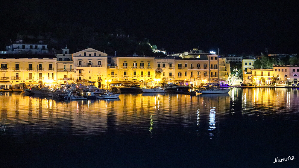 Hafen von Ischia Porto
Morgens auf der ersten Fähre nach Pozzuoli. Fotos sind Freihand.
Schlüsselwörter: Italien; 2024