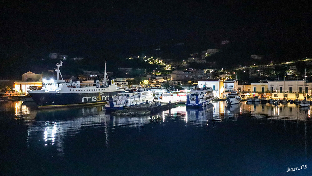 Hafen von Ischia Porto
Morgens auf der ersten Fähre nach Pozzuoli. Fotos sind Freihand.
Schlüsselwörter: Italien; 2024