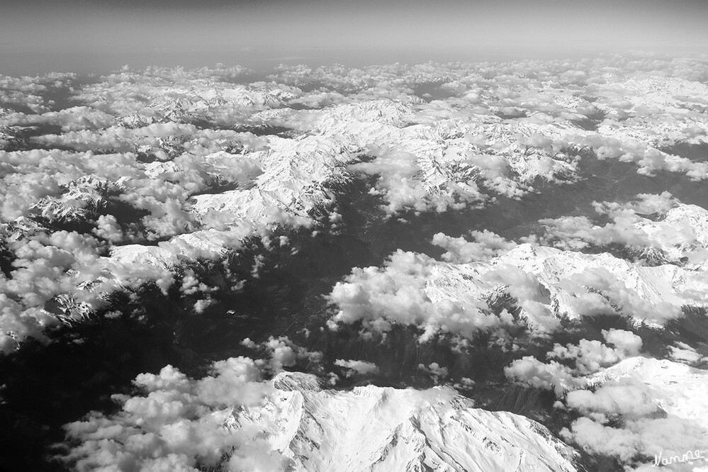 Über den Wolken
unten sehen wir die Alpen
Schlüsselwörter: 2024