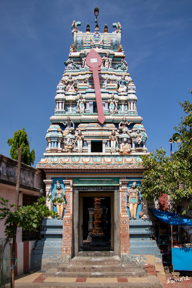 Unterwegs Hindutempel
Viele hinduistische Gebäude in Südindien, insbesondere in Tamil Nadu, sind dravidische Tempel, die an ihrer Vimāna, einer Art Pyramide mit zahlreichen Stockwerken, zu erkennen sind. lt.evaneos
Schlüsselwörter: 2024