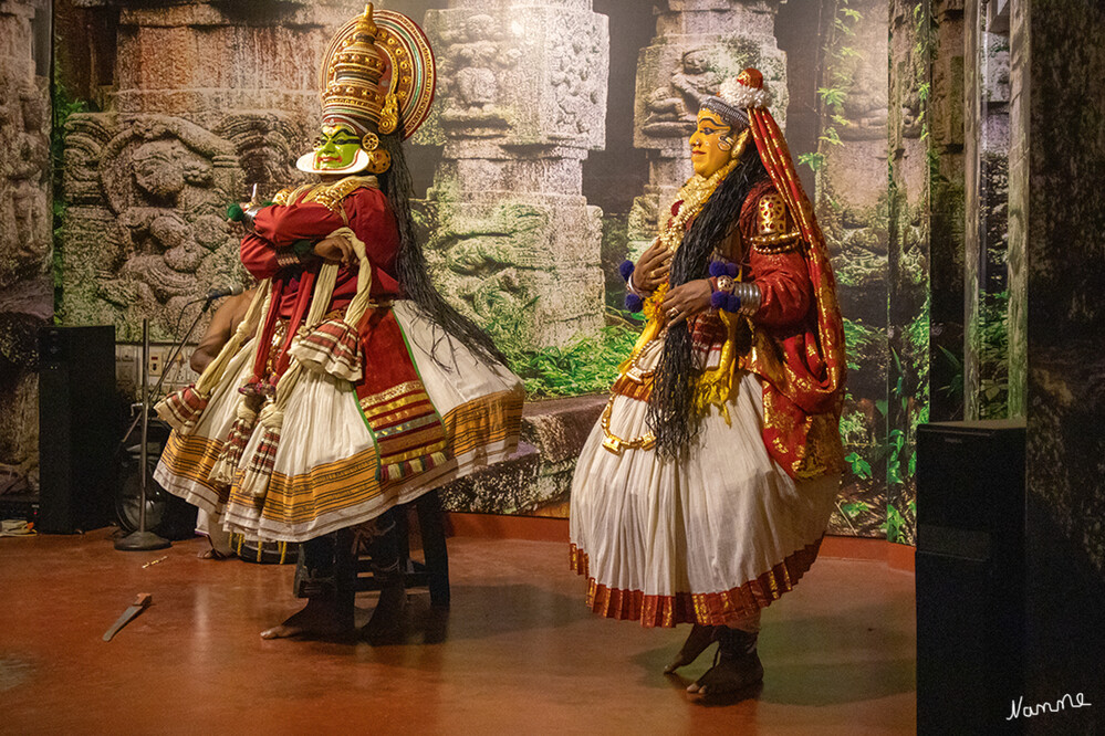 Kathakali
 ist eine prachtvolle traditionelle Tanz- und Theaterform aus Kerala. Dargestellt werden mittels Mimik, Gesten und Bewegungen Geschichten aus der Sagenwelt der Hindu-Epen und Puranas. laut world-unite
Schlüsselwörter: 2024