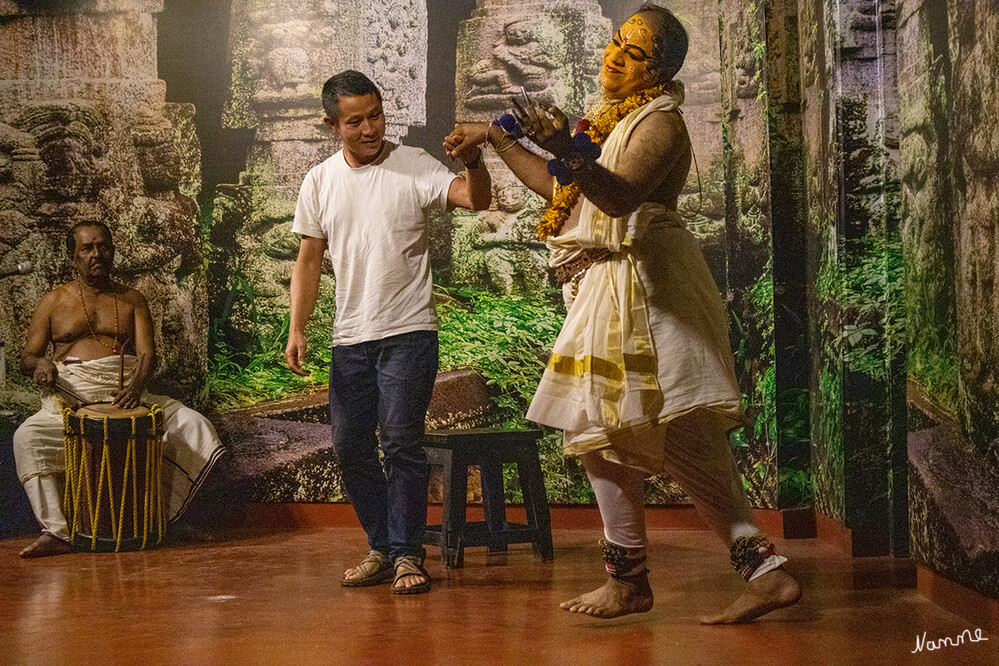 Kathakali
Spiel mit dem Puplikum
Ein Sänger und Perkussionisten begleiten die wortlose Darstellung der Schauspieler. Ein wesentlicher Bestandteil sind vordefinierte, codierte Gesichtsausdrücke, Hand- und Körperbewegungen, die dem einheimischen Publikum vertraut sind. Nur dadurch lässt sich die Darbietung „lesen“. laut world-unite.
Schlüsselwörter: 2024