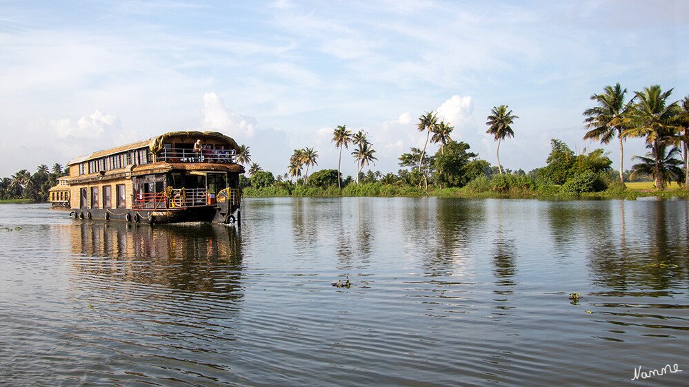 Auf den Backwaters
Bekannt sind die Backwaters vor allem auch für ihre motorisierten Hausboote, auf welchen man über das Wassern schippern kann. Die heutigen Hausboote in den Backwaters von Kerala sind eine moderne Version der ursprünglichen Boote, die sogenannten Kettuvallams. Die Boote wurden früher dazu verwendet, um Gewürze, Reis und andere Lebensmittel in den Backwaters zu transportieren. laut indiasomeday
Schlüsselwörter: 2024