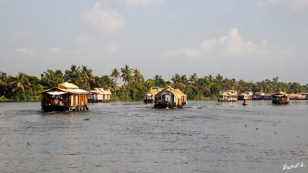 Hausboot an Hausboot
Mit den Backwaters zieht sich ein Wasserstraßennetz mit 29 Seen und Lagunen, 44 Flüssen und verzweigten Kanälen im Hinterland der Malabarküste durch „Gottes eigenes Land“, dem südlichen Bundesstaat Kerala. laut taj-reisen
Schlüsselwörter: 2024