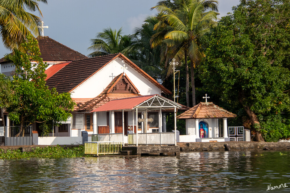 Auf den Backwaters
In Indien gibt es eine große Anzahl christlicher Kirchen – sowohl einheimische als auch „Ableger“ westlicher und östlicher Kirchen. Diese Vielfachheit erklärt sich zum einen aus der Zeit der Gründung einheimischer Kirchen, die häufig auf den Apostel Thomas (Thomaschristen) zurückgeführt wird, zum anderen aus dem Einfluss westlicher Kirchen, besonders der römisch-katholischen während der Kolonialzeit.Der weitaus bedeutendste Teil der Kirchengeschichte spielte sich dabei im südindischen Bundesstaat Kerala ab, da hier (wegen der auf Grund des Gewürzhandels so aktiven Wirtschaftsbeziehungen) die häufigsten und engsten Kontakte zwischen Indien und dem Westen stattfanden.   laut Wikipedia
Schlüsselwörter: 2024