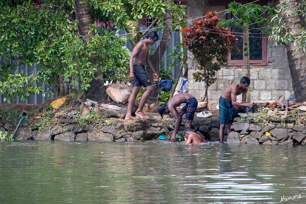 Auf den Backwaters
Waschtag
Schlüsselwörter: 2024