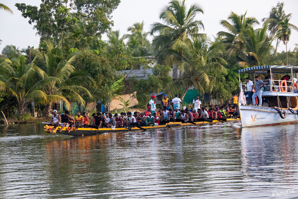 Schlangenboot auf den Backwaters
Ein Schlangenboot oder Chundan Vallam (Malayalam: ചുണ്ടൻ വളളം), ist ein besonders langes, offenes Paddelboot, das insbesondere im südindischen Bundesstaat Kerala verbreitet ist. laut Wikipedia
Schlüsselwörter: 2024