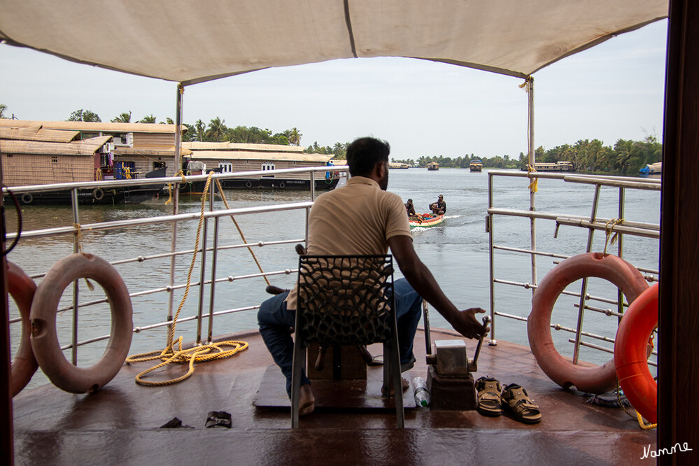 Auf den Backwaters
Unser Hausboot legt ab.
Schon seit Jahrhunderten dienen die Backwaters als Handels- und Verkehrswege. Zur Warenbeförderung nutzen die Einheimischen insbesondere die Kettuvallam genannten traditionellen Lastenkähne. Auf vielen Kanälen verkehren regelmäßig Fähren. laut Wikipedia
Schlüsselwörter: 2024