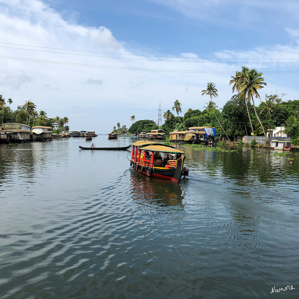 Auf den Backwaters
Die Backwaters sind heute auf Grund der hohen Bevölkerungsdichte ein stark vom Menschen geprägtes Ökosystem. Die ursprüngliche Vegetation der Feuchtwälder und Mangroven musste vor allem Kokos- und Kautschukplantagen weichen. In den meisten Gegenden, wie in der fruchtbaren Kuttanad-Niederung, wird auch Reis angebaut, der nur in Süßwasser gedeiht. laut Wikipedia
Schlüsselwörter: 2024