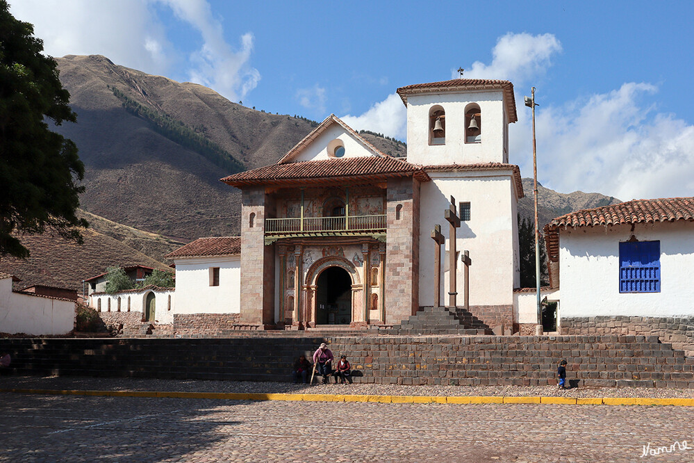 1 Peru Andahuaylillas
Besuchenswert ist die am Ende des 16. Jahrhunderts im Kolonialstil erbaute und später erweiterte katholische Pfarrkirche San Pedro in Andahuaylillas. Sie wurde auf Initiative des damaligen Pfarrers, Juan Pérez Bocanegra, ab 1618 ausgeschmückt, unter anderem mit Wandmalereien und einer prächtig ausgestalteten Decke. Sie wird die „Sixtinische Kapelle der Anden“ genannt. laut Wikipedia
Leider waren Innenaufnahmen nicht erlaubt.
Schlüsselwörter: 2023