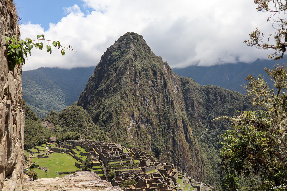 1 Peru Machu Picchu
Die Stadt umfasste 216 steinerne Bauten, die auf Terrassen gelegen und mit einem System von Treppen verbunden waren. Die meisten Terrassen sind mit ihren in die Mauern eingebauten kleinen Wasserablauföffnungen und etwa 3000 Stufen ebenso bis heute erhalten. laut Wikipedia
Schlüsselwörter: Peru