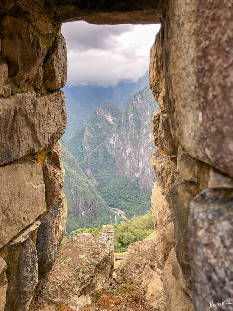 1 Peru Machu Picchu
Machu Picchu gilt als eine der letzten Wirkungsstätten der Inka. Geschützt von zackigen Felswänden, zu deren Füßen der ungezähmte Fluss Urubamba durch das dichte Dschungeldickicht rauscht, liegt die Siedlung auf einem abgelegenen Hochplateau in 2430 Metern Höhe. laut geo
Schlüsselwörter: Peru