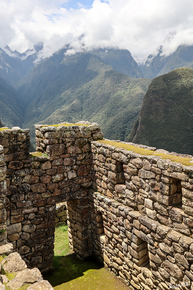 1 Peru Machu Picchu
 Ohne Metallwerkzeuge, Wagen und Mörtel errichtete das stolze Andenvolk Mitte des 15. Jahrhunderts ein Areal aus über 200 Häusern, die aus aufeinandergeschichteten, exakt in Form gebrachten Steinen bestehen. laut geo
