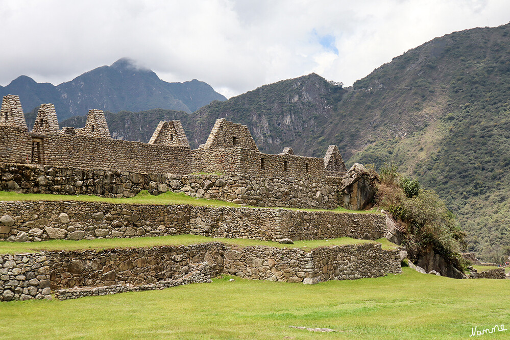 1 Peru Machu Picchu
 Ohne Metallwerkzeuge, Wagen und Mörtel errichtete das stolze Andenvolk Mitte des 15. Jahrhunderts ein Areal aus über 200 Häusern, die aus aufeinandergeschichteten, exakt in Form gebrachten Steinen bestehen. laut geo
Schlüsselwörter: Peru