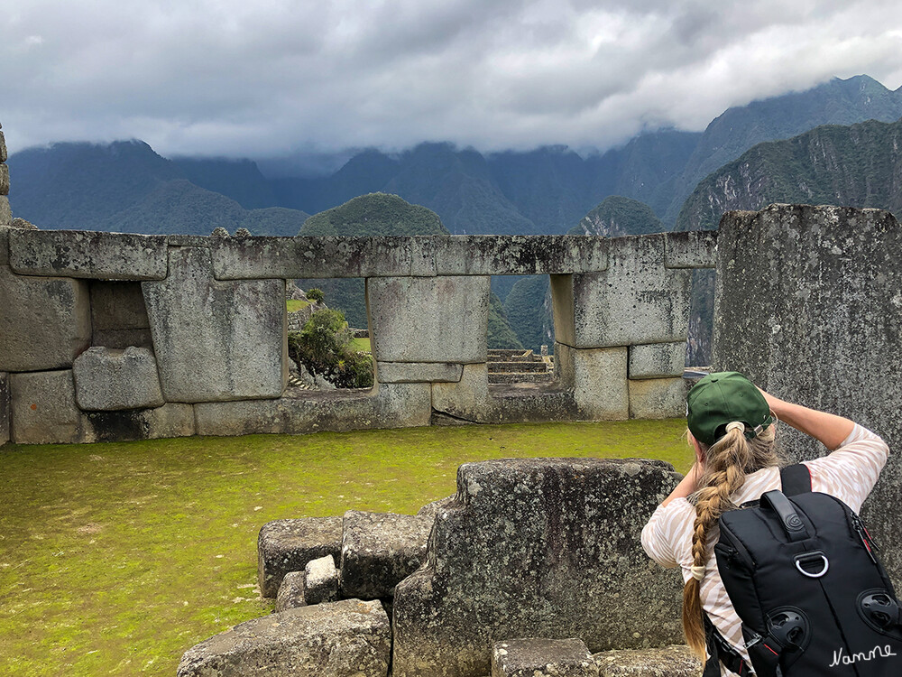 1 Peru Machu Picchu
Die meisten Inka-Mauern sind leicht geneigt. Ebenso ist oft zu sehen, dass die Inka-Mauern an der Basis breiter sind als oben. Aus diesem Grund wird der Schluss gezogen, dass die am häufigsten verwendete Form der Inka-Architektur das Trapez ist, das für Stabilität und Gleichgewichtssinn sorgt. Seine Hauptfunktion bestand darin, tellurischen Bewegungen besser standzuhalten. Aus diesem Grund hat Machu Picchu in seiner mehr als 500-jährigen Geschichte starken Erdbeben standgehalten.
Schlüsselwörter: Peru